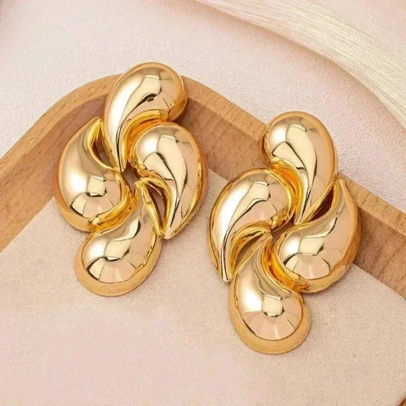 Gold Preppy Women's Minimalist Earrings - Picture 4 of 4